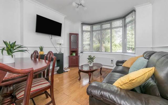 4br-sleeps10-parking-garden