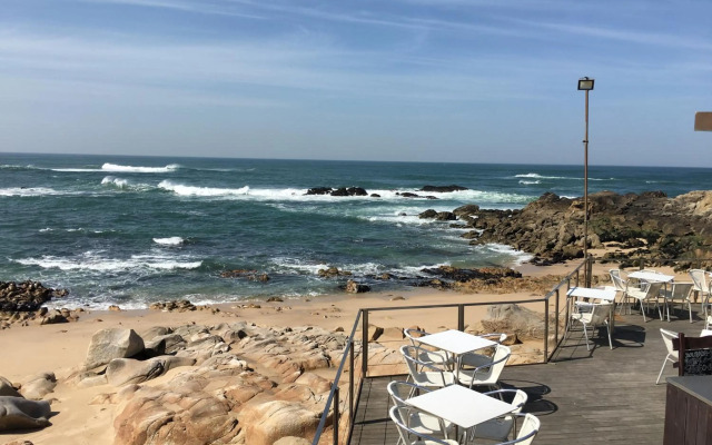 Cozy Beach Front with Rooftop