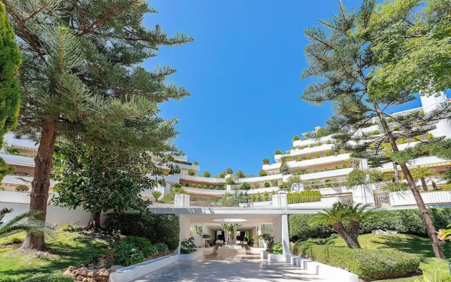 Amazing Apartment With Large Private Terrace in Marbella. Las Lomas
