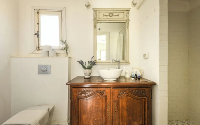 Elegant 1BR Apt w Balcony in the City