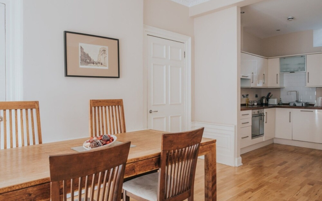 Reizand Apartments, Young St