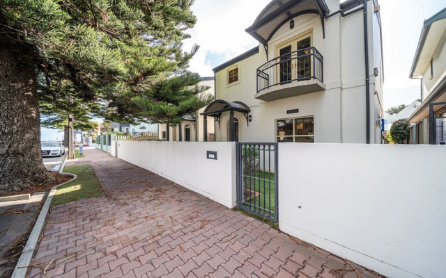 Glenelg Beach Stylish 2 Story Townhouse Sea View