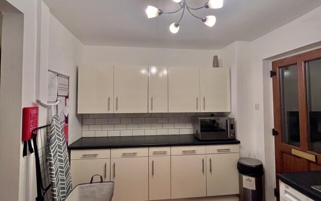Comfy and Spacious 5-bed House in Cambridge