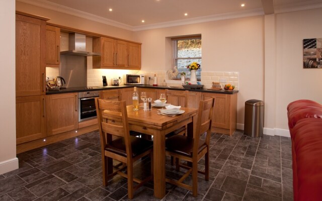 Maple Cottage with Hot Tub near Cupar, Fife