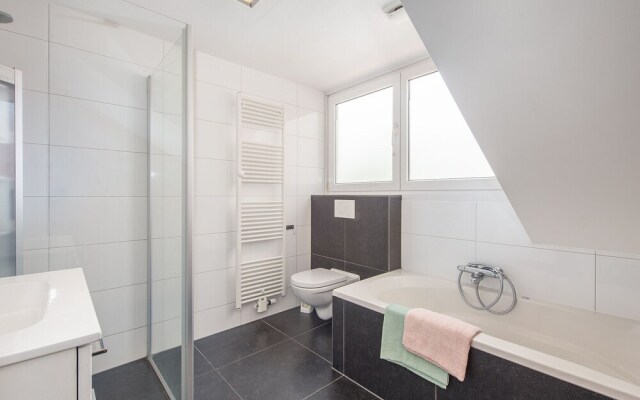 Comfortable Villa with Combi-Microwave in Green Surroundings