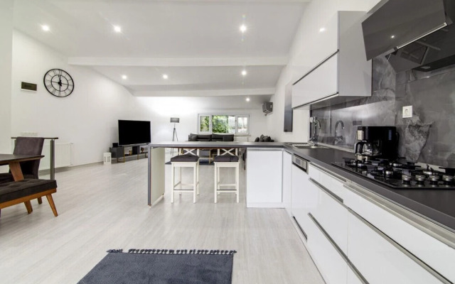 Sleek House With a Lovely Terrace in Besiktas