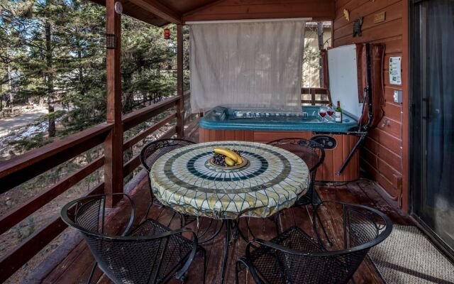 Kizzy's Kove - Two Bedroom Cabin