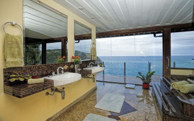 Cliffside Luxury Inn