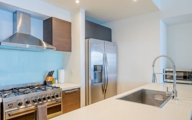 w Amazing 1BR With Balcony in YOO