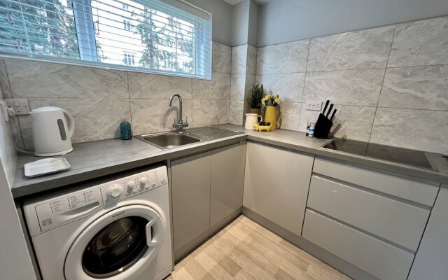 BookedUK - Lovely 2BR Flat in Hoddesdon