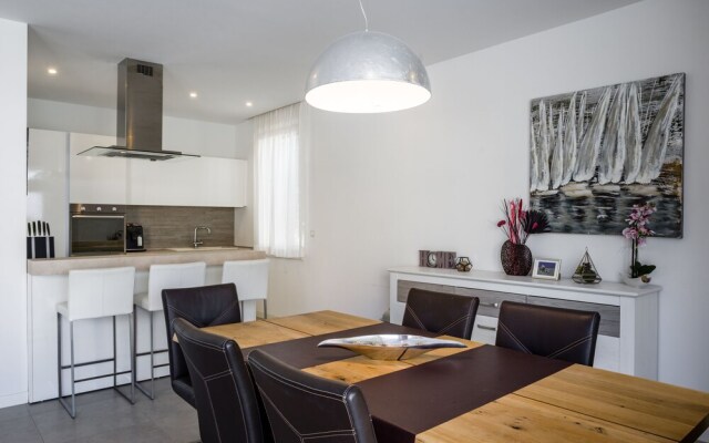 Acadia Beach Villas & Apartments, Slatine