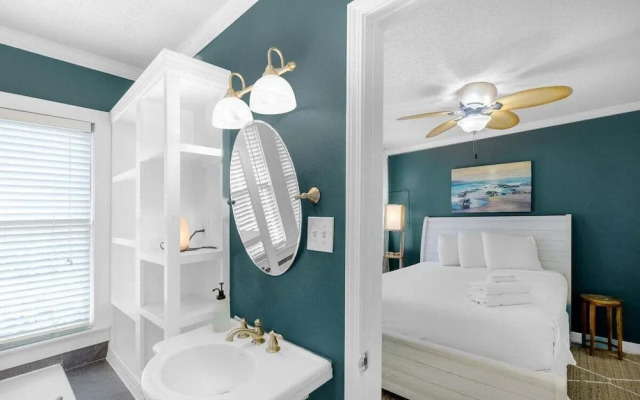 House on 6th- 3 Bed/2 Bath Home Located a Short Drive to Downtown Gulfport