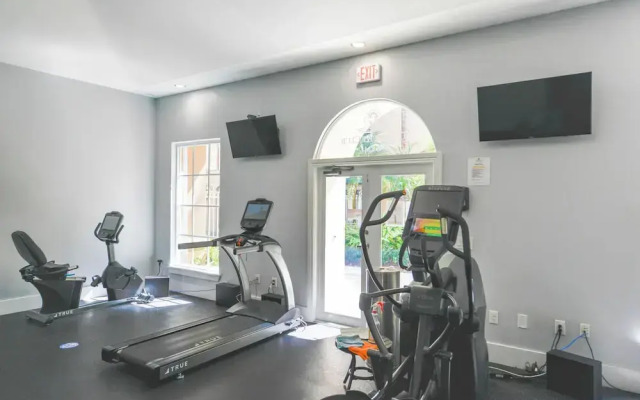 Exclusive Condo 10 Min to the Beach