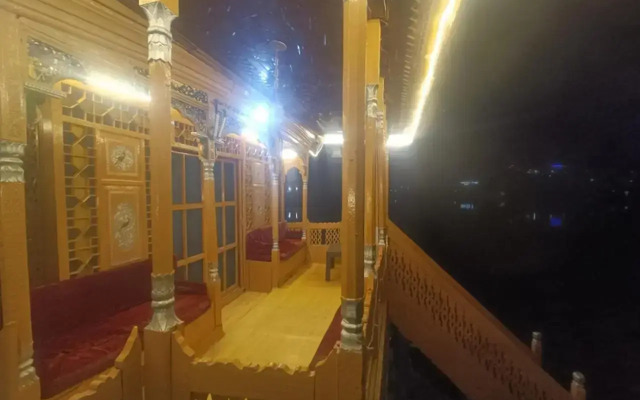 Houseboat Shamus Maqbool