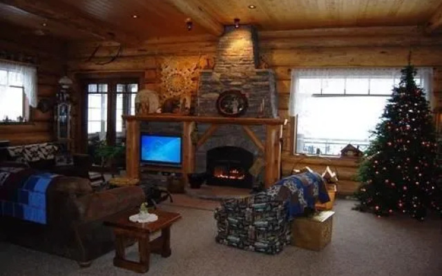 Keremeos Creek Crossing by Apex Accommodations