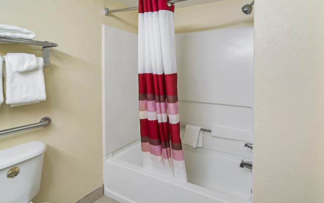 Red Roof Inn & Suites Fayetteville - Fort Bragg