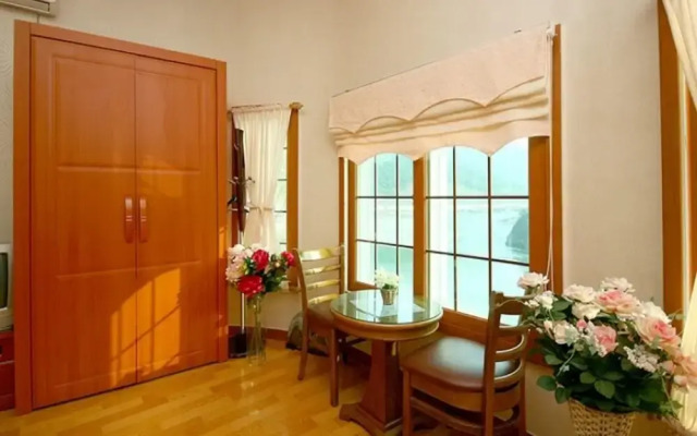 Donggang Village Caravan Pension