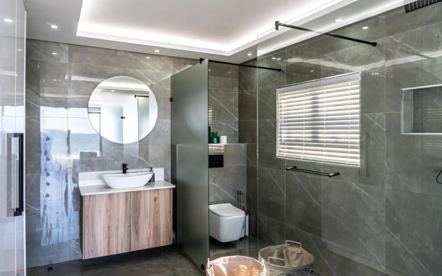 Luxurious 3 bedroom beach front apartment