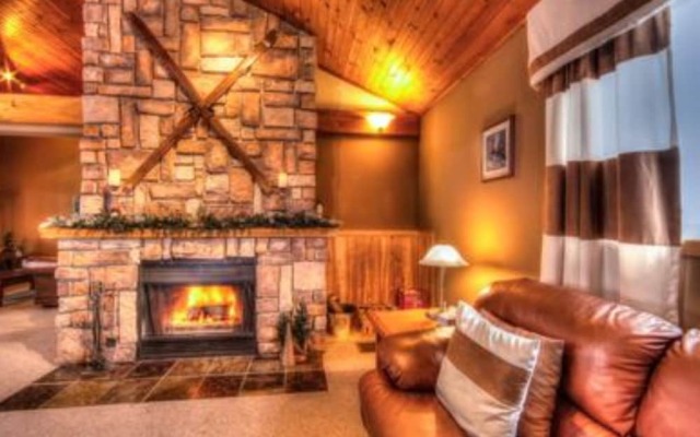 5 Bed Blue Mountain Luxury Chalet with Hot Tub 159