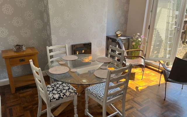 Cardiff - Sleeps 7 - Parking - Jacuzzi - Garden