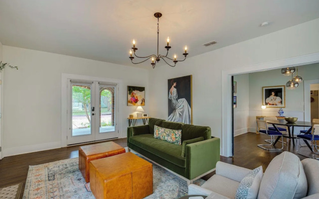 Walk to Bergfeld Park: 1928 Azalea District Home