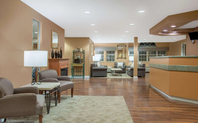 Microtel Inn & Suites by Wyndham Raton