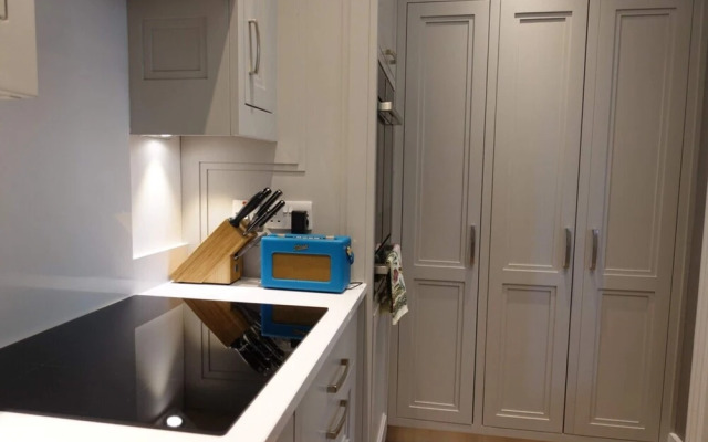 Renovated 1 Bedroom Apartment