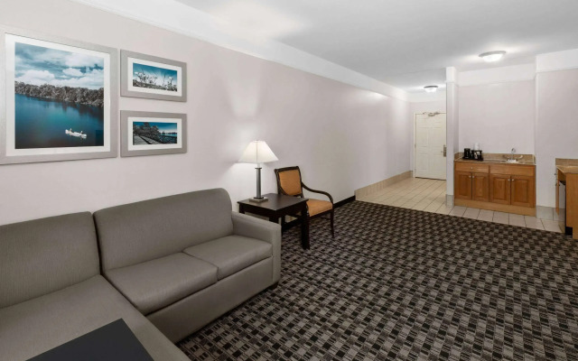 La Quinta Inn & Suites by Wyndham Deer Park