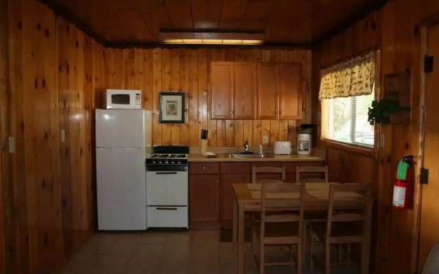 Quail Cove Lakeside Lodge