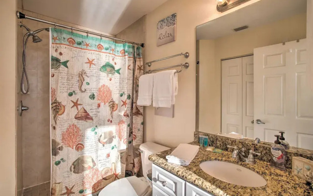 Bayfront Retreat: Private Balcony & Pool Access!