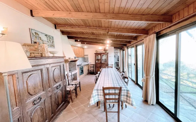 Vicolo - Sleeps 5 With air Con, Wifi, Balcony for Dining and Pool