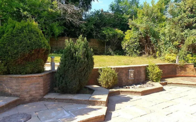 Lovely 4-bed , 3 Bath Villa in Bolton, Manchester