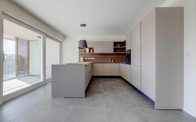Stunning 3BR Apartment With Marina Views