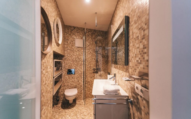 Exquisite 1BR Apt in Old Town w Balcony