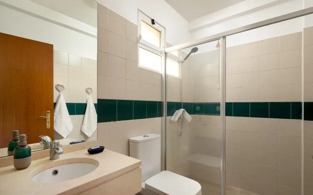 Quarto completamente remodelado e com vista mar.