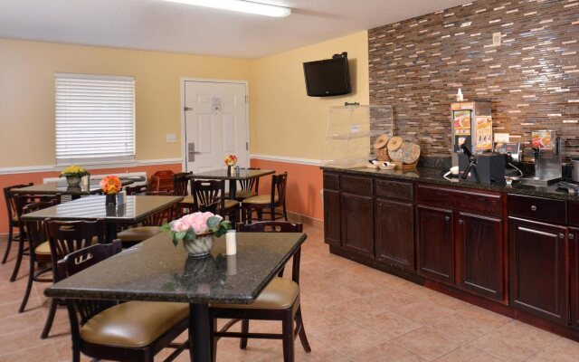 Douglas Inn And Suites