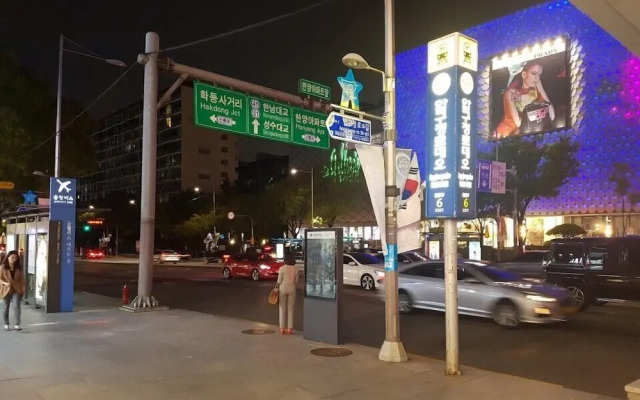 ConyHouse Apgujeong-rodeo