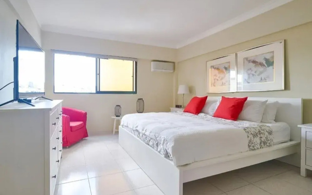 Penthouse in Evaristo Morales Sleeps 14