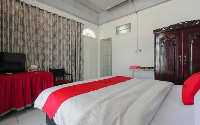 RedDoorz Syariah near Universitas Negeri Padang