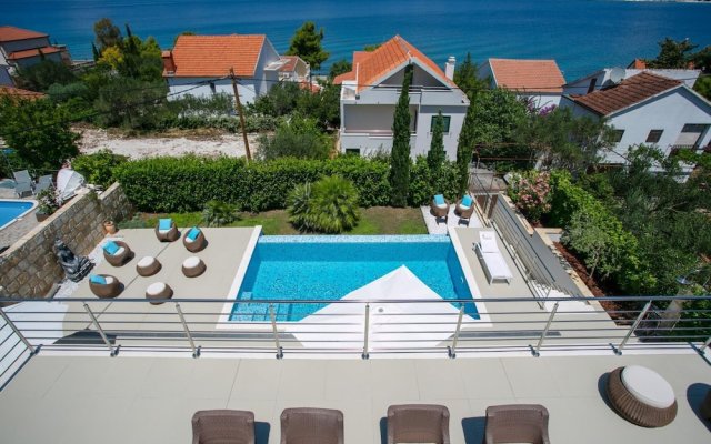 Stunning Villa Avalon for 9 Pool 2 Mins to Beach