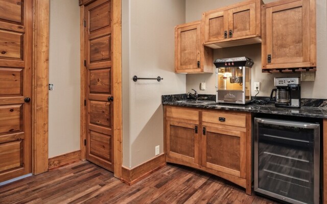 Grand Mountain Getaway 8 Bedroom Home by Redawning