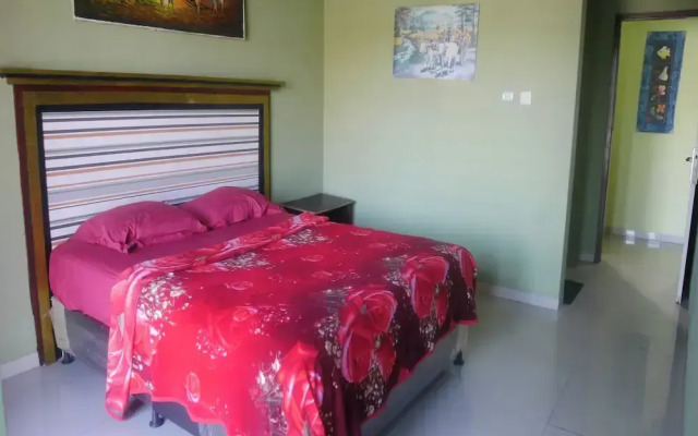 OYO Life 90646 Villa Karsinem Pasuruan