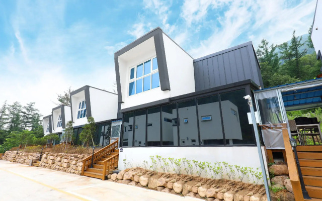 Moongyeong the-most pool villa