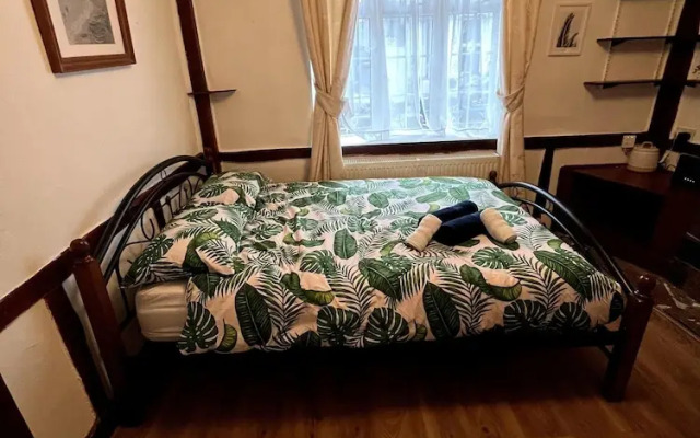 Cosy Entire 3-bed House With Garden and Fast Wifi