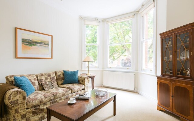 Traditional, Warm 1BR Flat in Maida Vale