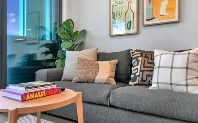 Designer Luxury 2-Bed Apartment With Car Park