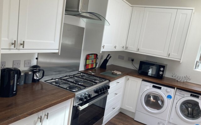 Lovely 4-bed House in Central Wolverhampton