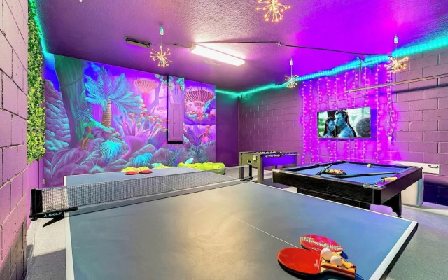 UpstaySleeps20ThemeRoomsPoolHotTubTheatr