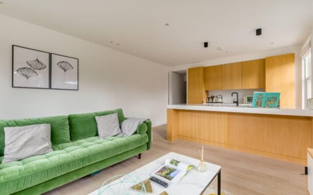 The Imperial Wharf Retreat - Modern 3BDR in Fulham with Rooftop Terrace