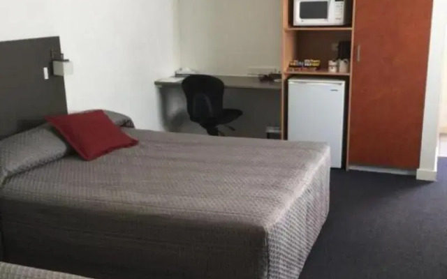 Country Roads Motor Inn